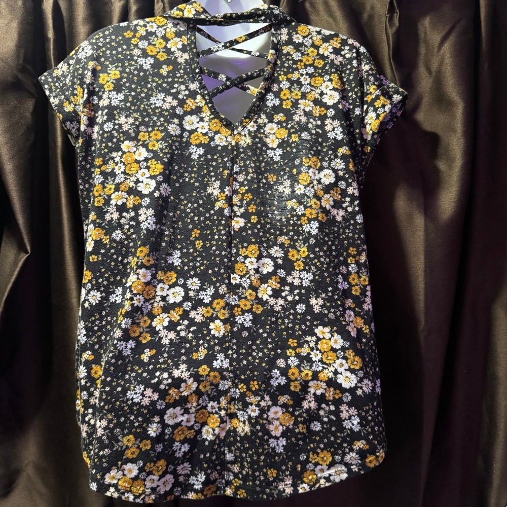 Peekaboo criss cross back ditsy floral collared blouse